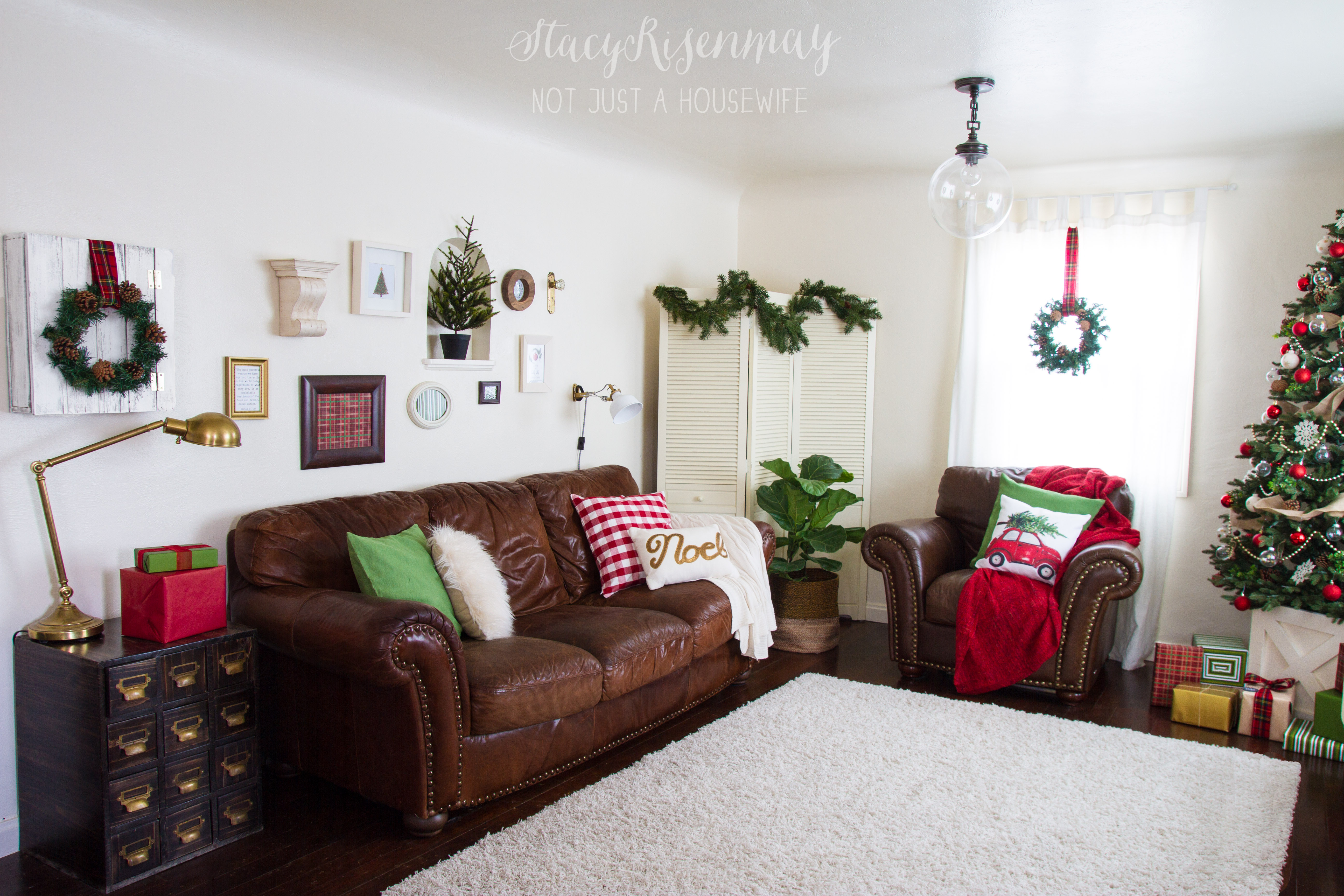 Christmas family room red green1