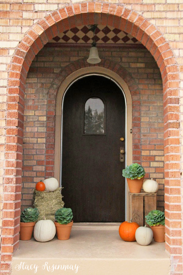 fall-porch-with-pumpkins-nd-hay-bale
